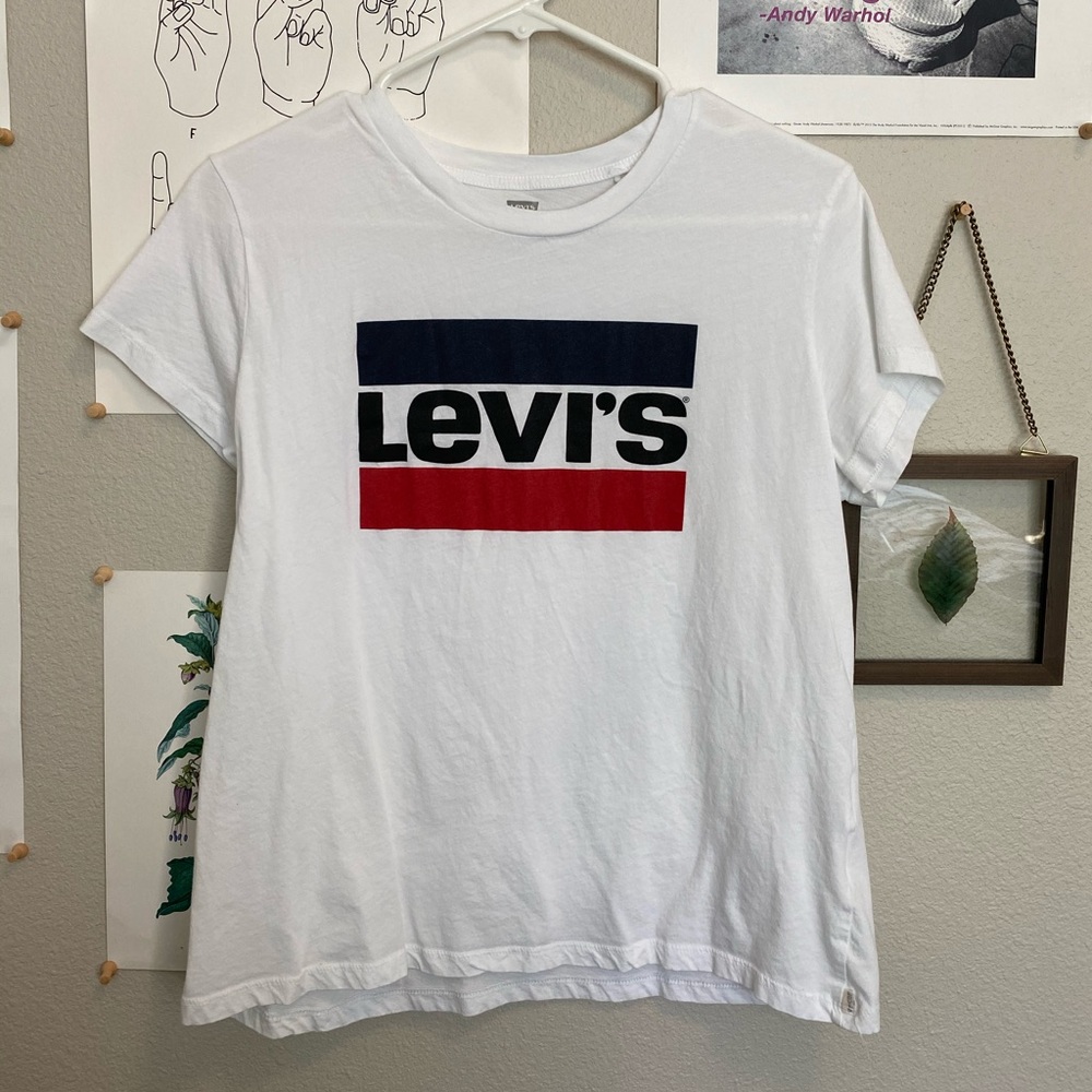 Plain White Levi’s Tee